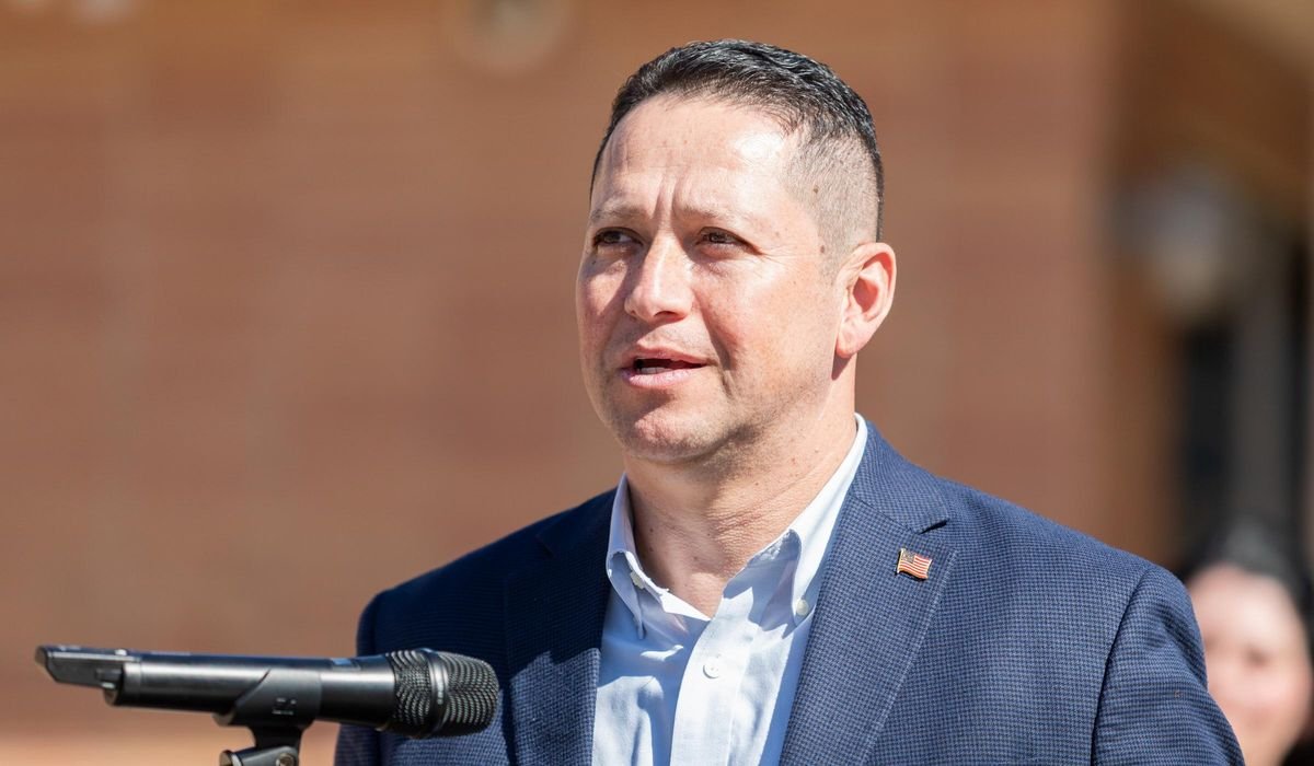 House GOP leaders ask Gonzales to drop reelection bid after confession of affair with staffer