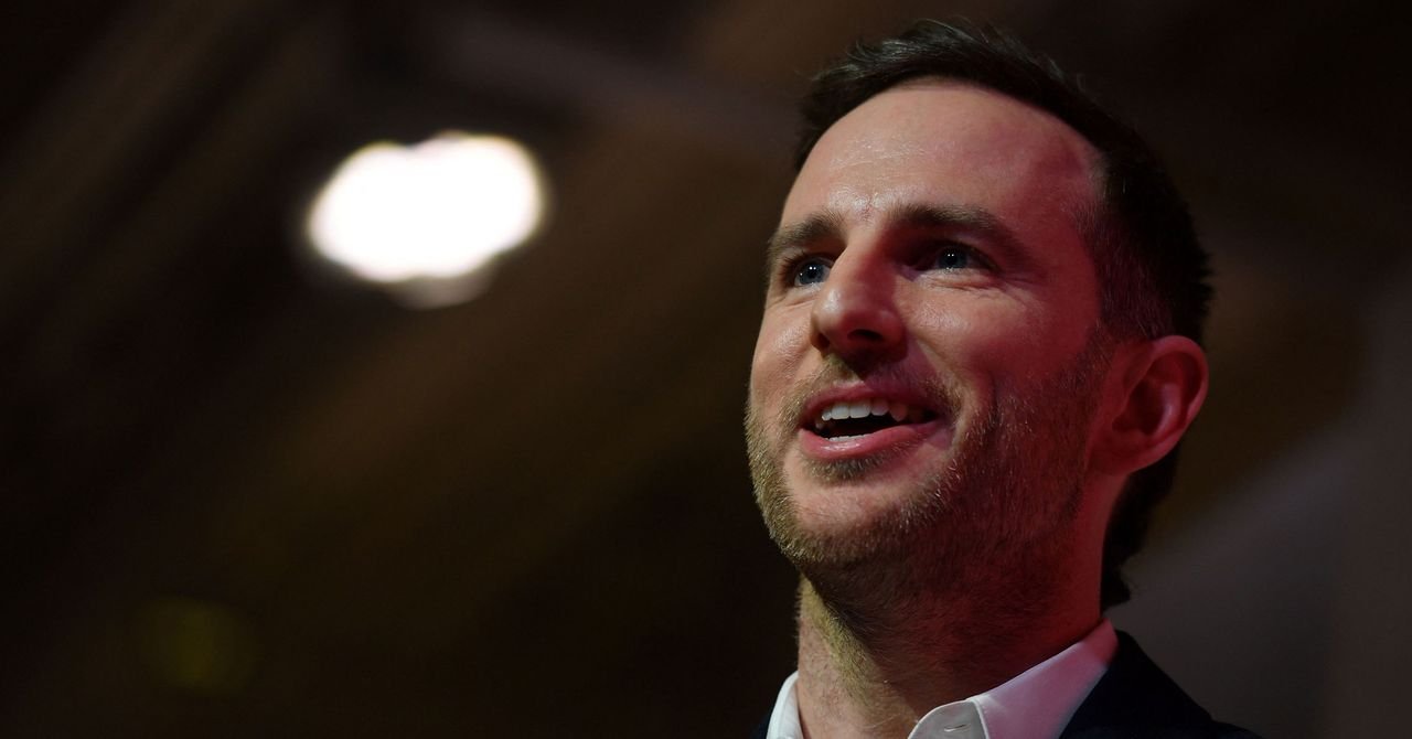 What Is That Mysterious Metallic Device US Chief Design Officer Joe Gebbia Is Using?