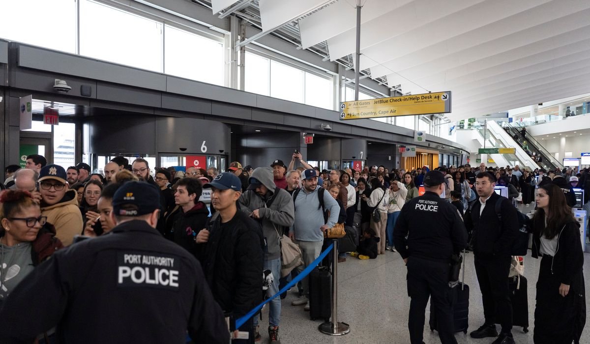 White House pushes ahead with ICE airport deployment as DHS shutdown talks stall
