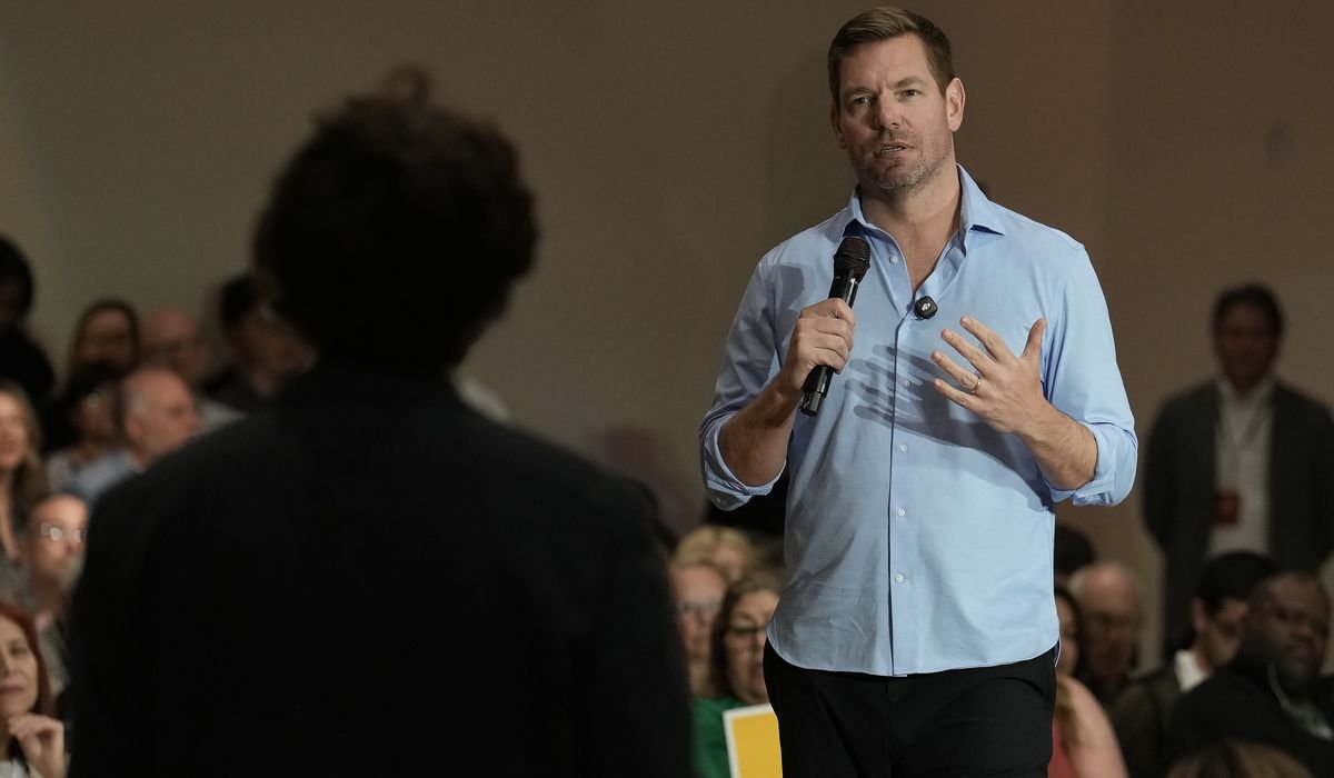 Facing separate scandals and mounting bipartisan criticism, two congressmen quit office