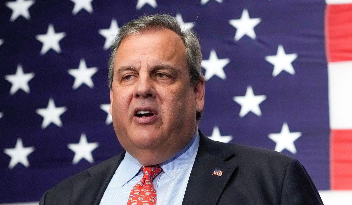 Bruce Springsteen bypasses Chris Christie’s handshake in viral clip