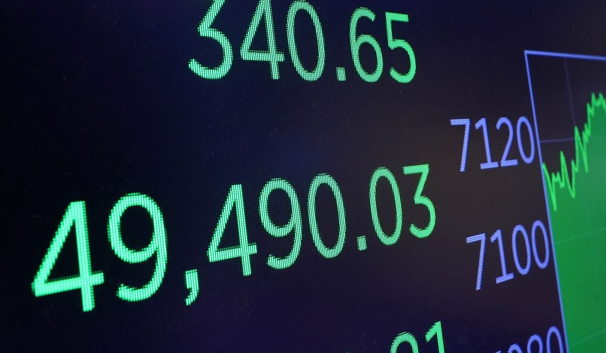 Democrats feud over stock trading as they sharpen anti-corruption case against Trump