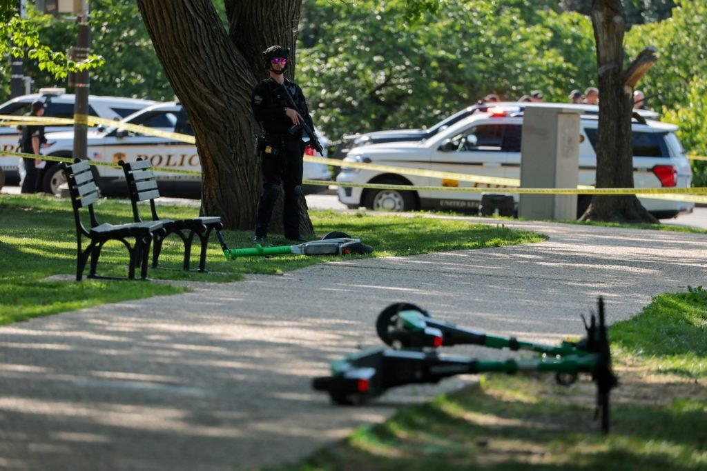 Secret Service agent fires on man with a gun close to the White House