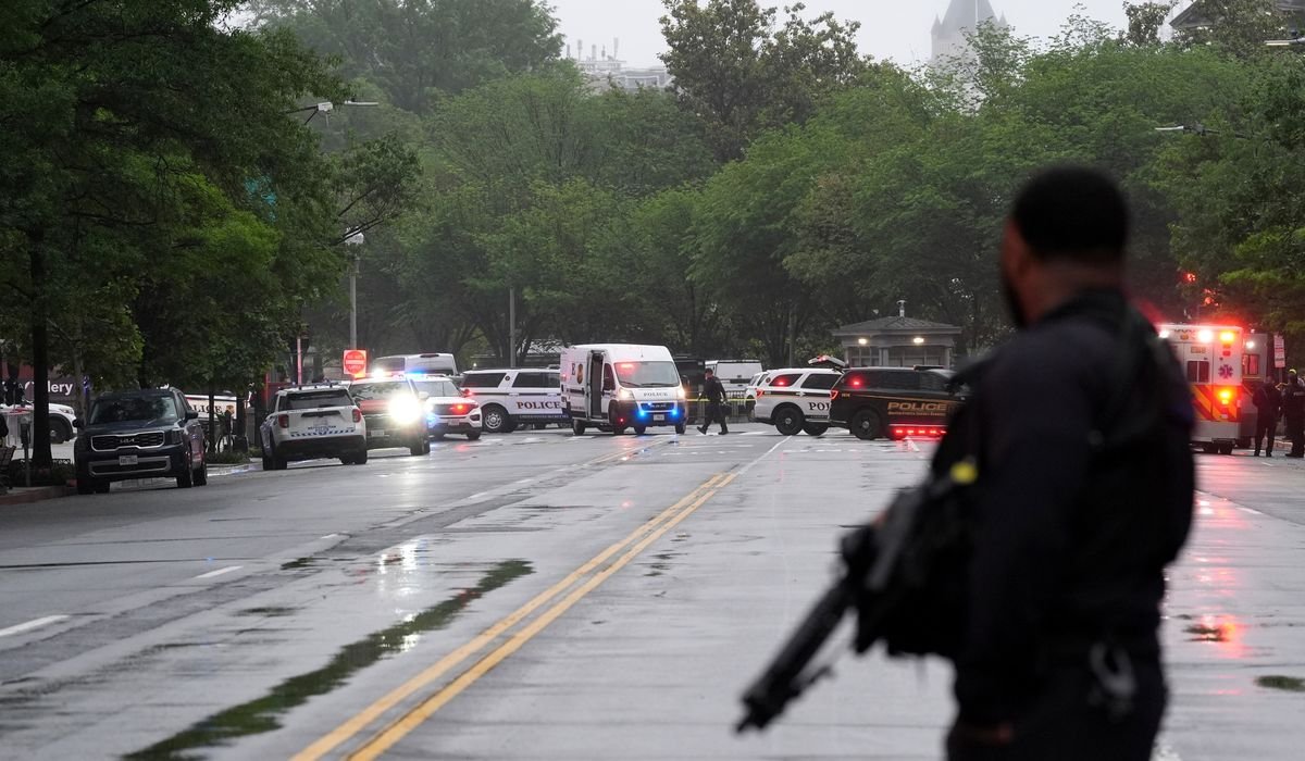 Suspect dead after opening fire near White House security checkpoint, Secret Service says