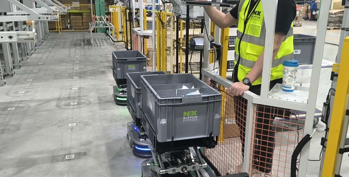 Startup sells AI sensing robots for smart warehouses